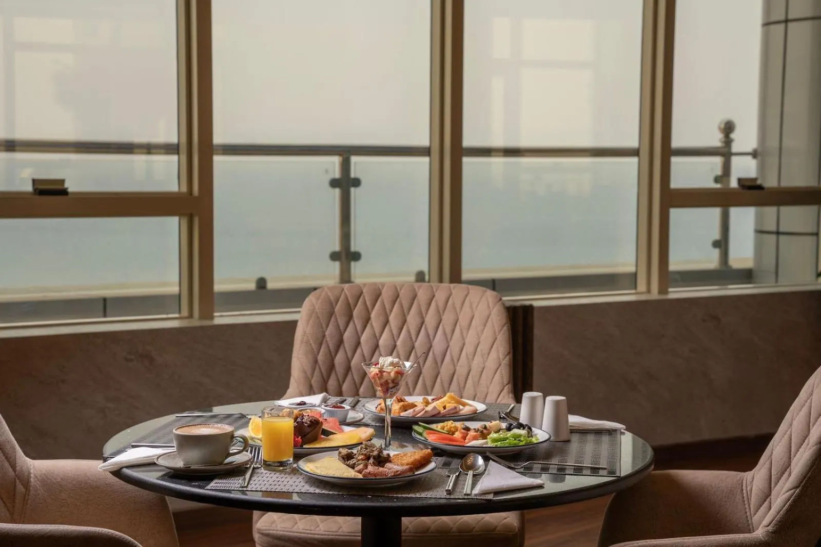 Seafront Luxury Suites Jeddah Corniche 4*,